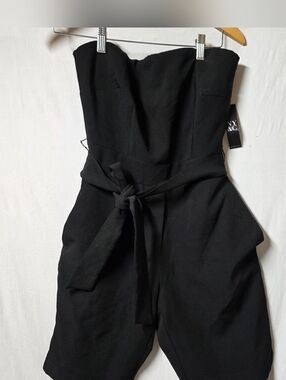 SUPER CUTE NEW YORK & COMPANY BLACK BELTED ROMPER Jumpsuit SIZE SMALL NWT